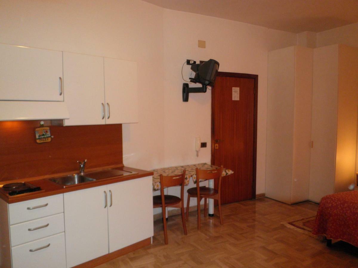 Residence Executive Ανκόνα Δωμάτιο φωτογραφία